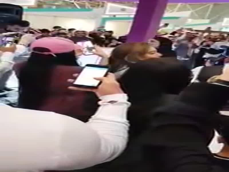 اضغط لمشاهدة الفيديو: مطربة تتعرض لموقف محرج بعد انقطاع الكهرباء في الرياض